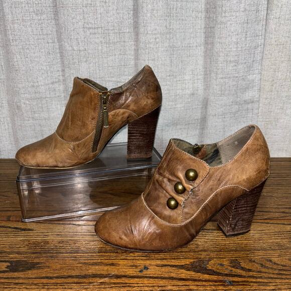 Anthro Seychelles Cognac Brown Distressed Leather Bootie w/Brass Buttons Size 9 - Picture 2 of 10